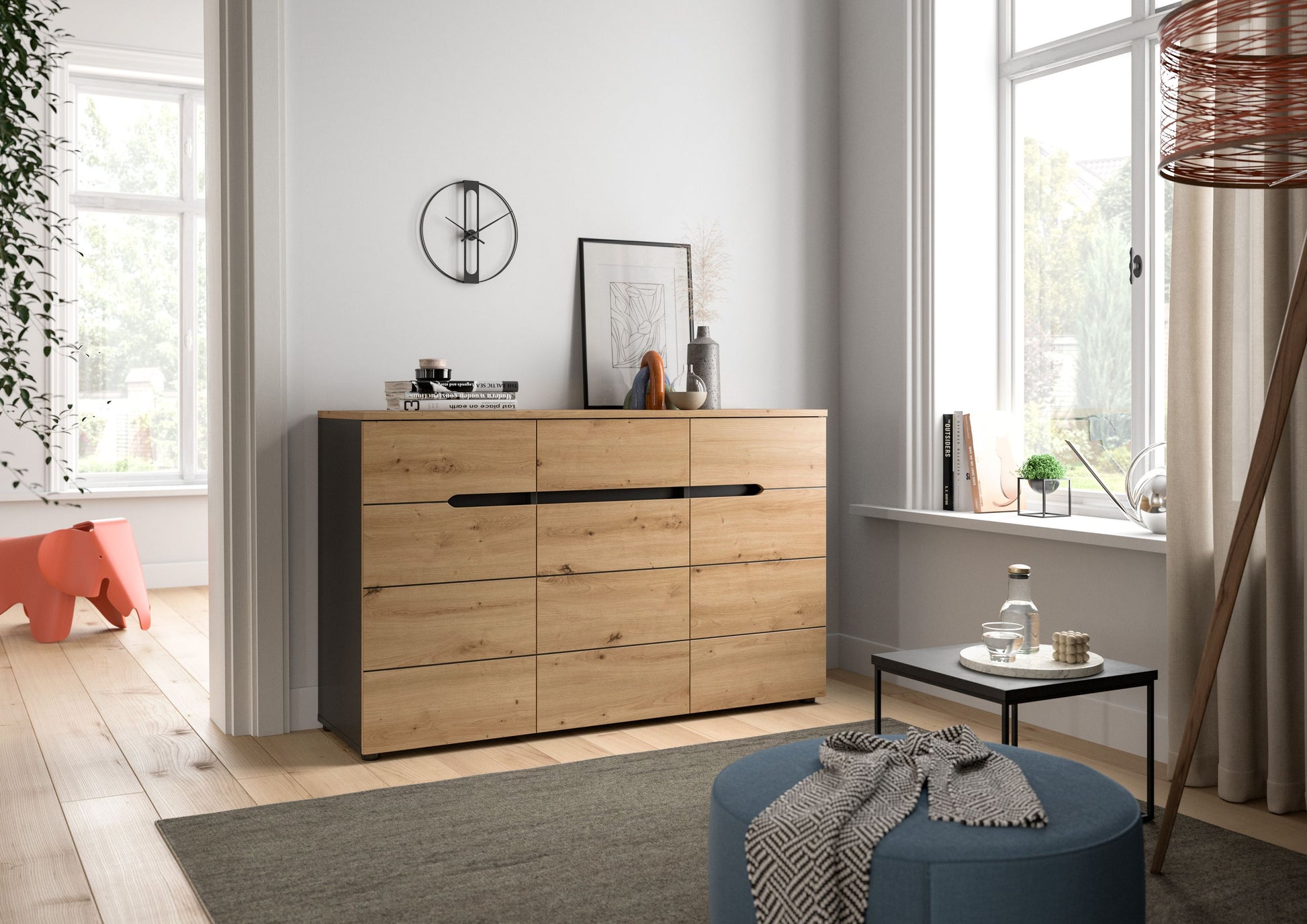 Kommode in Holzoptik mit schwarzer Griffleiste und mehreren Fächern im Wohnraum