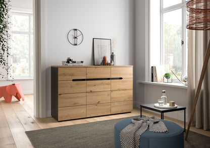 Kommode in Holzoptik mit schwarzer Griffleiste und mehreren Fächern im Wohnraum