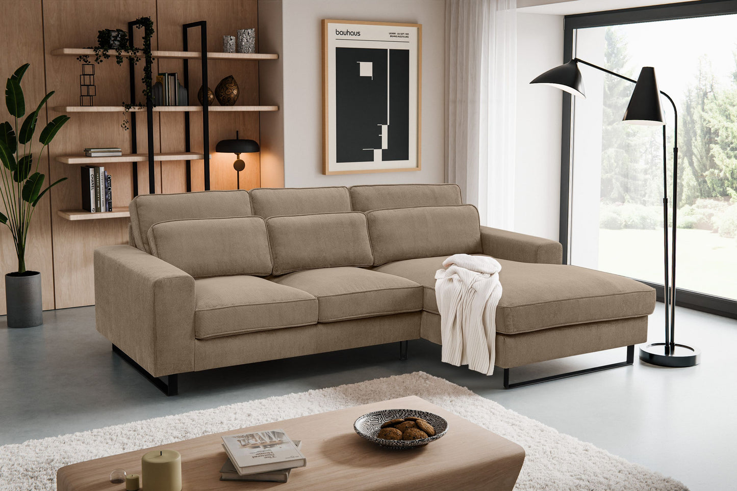 Moderne Couch mit Recamiere aus beigem Cordstoff, gepolsterte Armlehnen und Rückenkissen