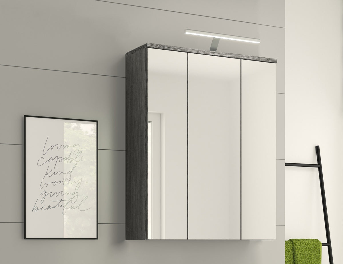 Bad-Spiegelschrank an der Wand, schmaler Lichtbalken über drei Spiegeltüren, Rauchsilber