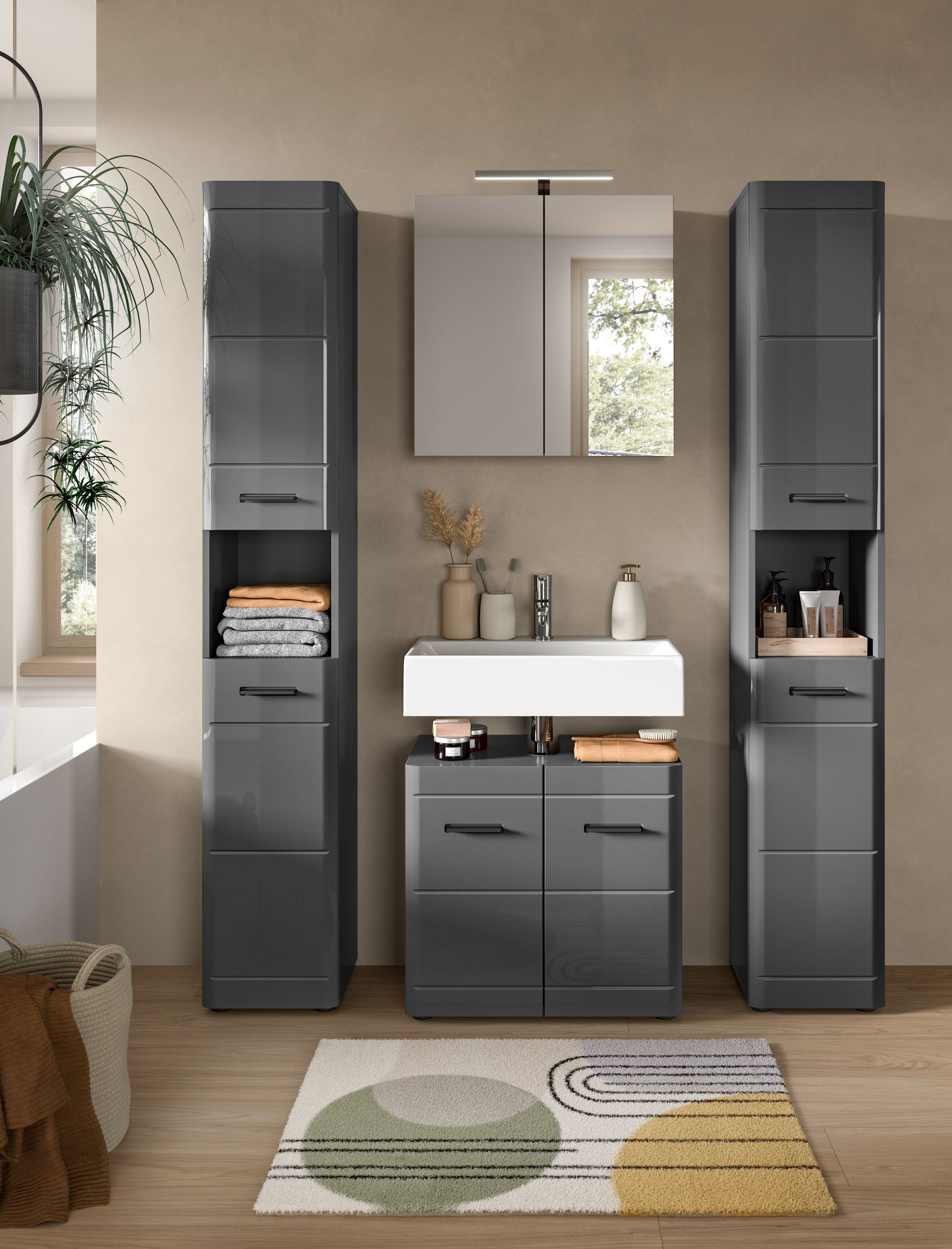 Badspiegelschrank-Set im Bad: graue Hochschränke und Spiegelschrank mit zwei Türen