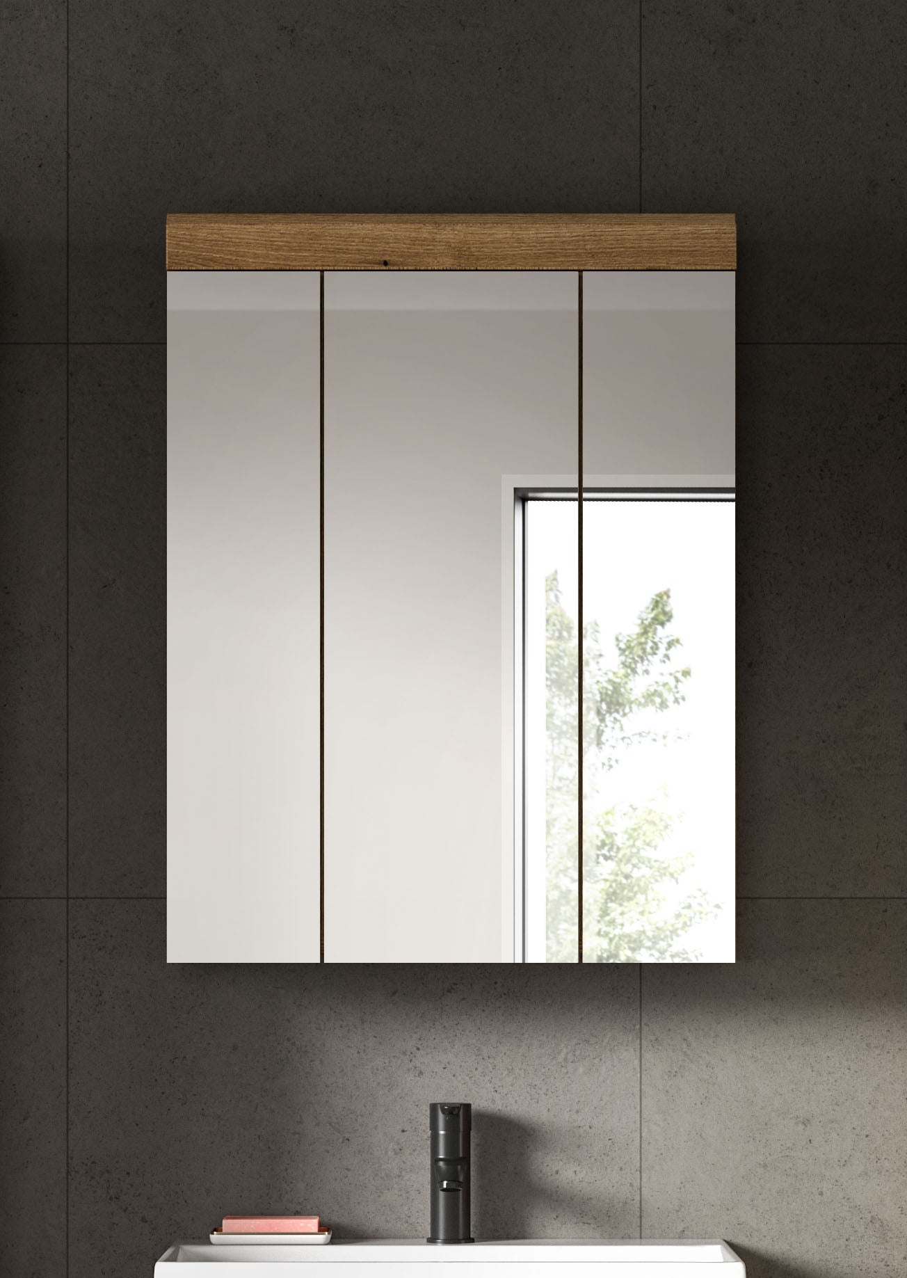 Badspiegelschrank an der Wand mit drei Spiegeltüren, Holzdekor oben, weißer Rahmen