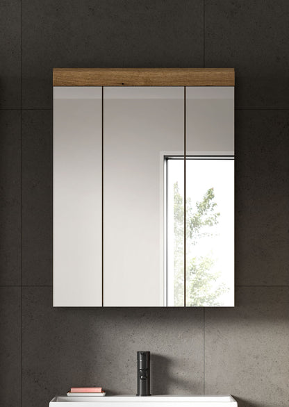 Badspiegelschrank an der Wand mit drei Spiegeltüren, Holzdekor oben, weißer Rahmen