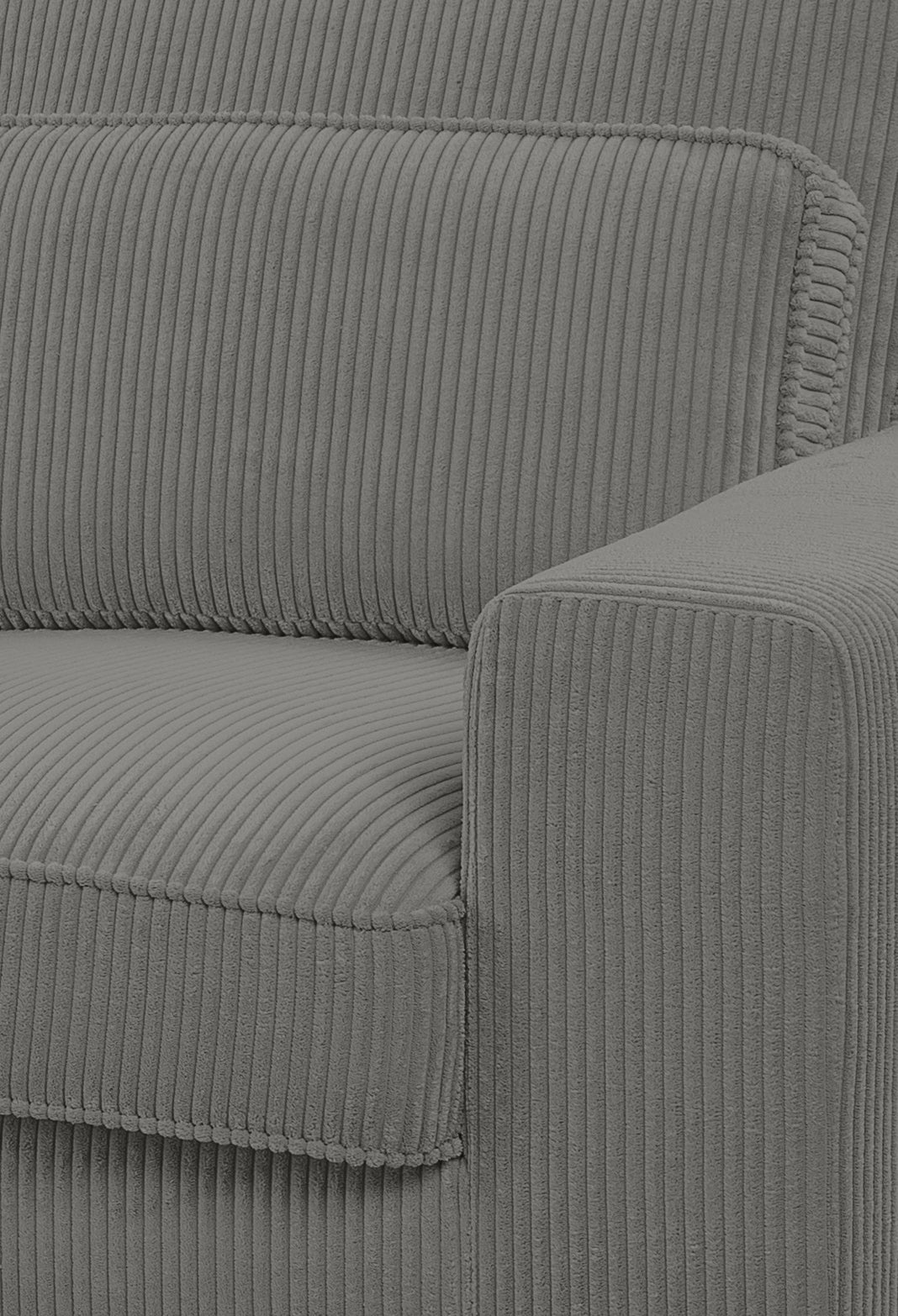 Nahaufnahme: Ecksofa-Armlehne mit Cordrippen in grauem Stoff, rundes Kissenprofil