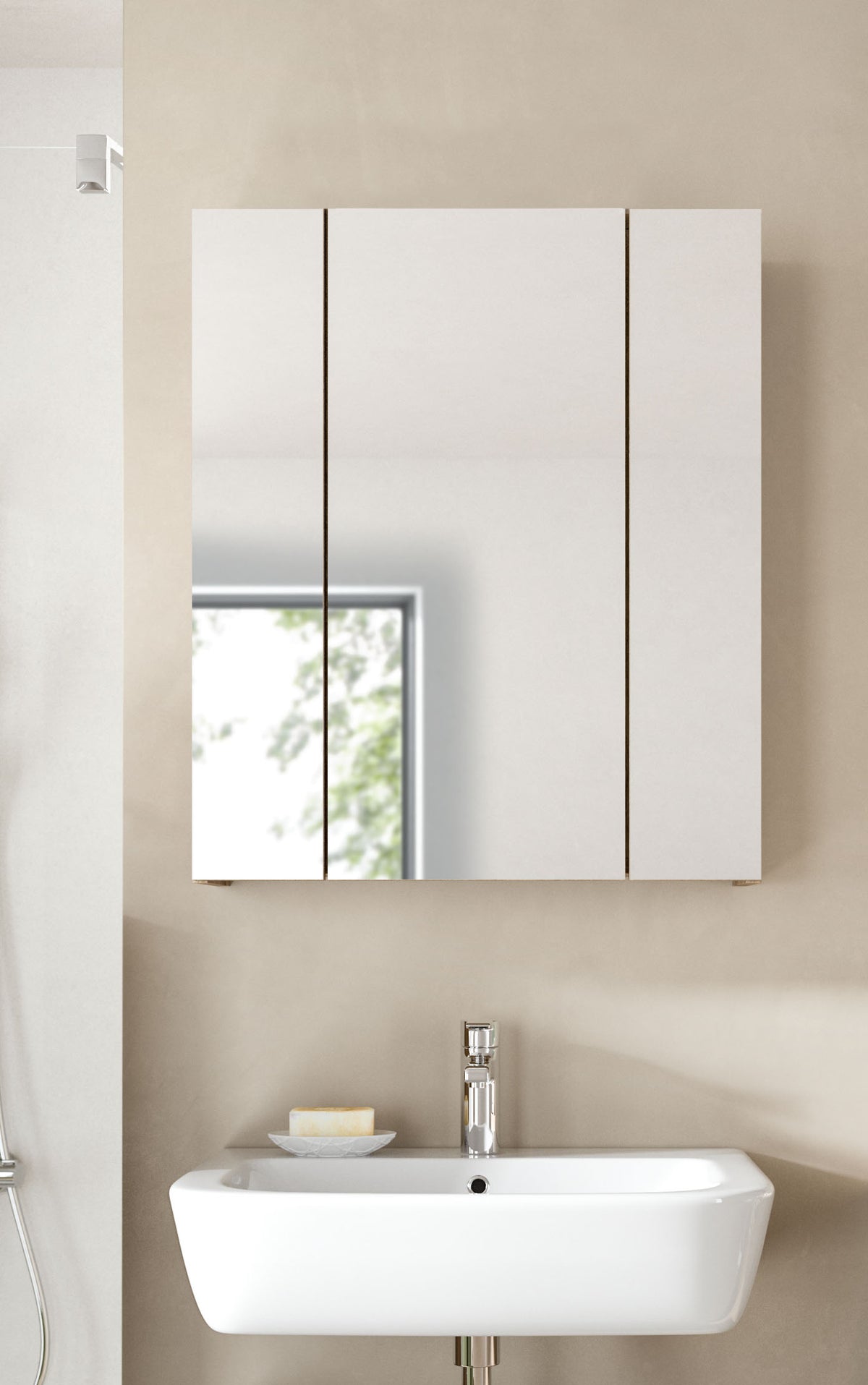 Badspiegelschrank 60 cm mit 3 Spiegeltüren, weiß, über dem Waschbecken mit Armatur