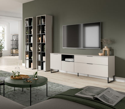 Wohnwandset im Wohnzimmer: zwei Standregale und TV-Lowboard mit Schubfächern, kaschmirfarben