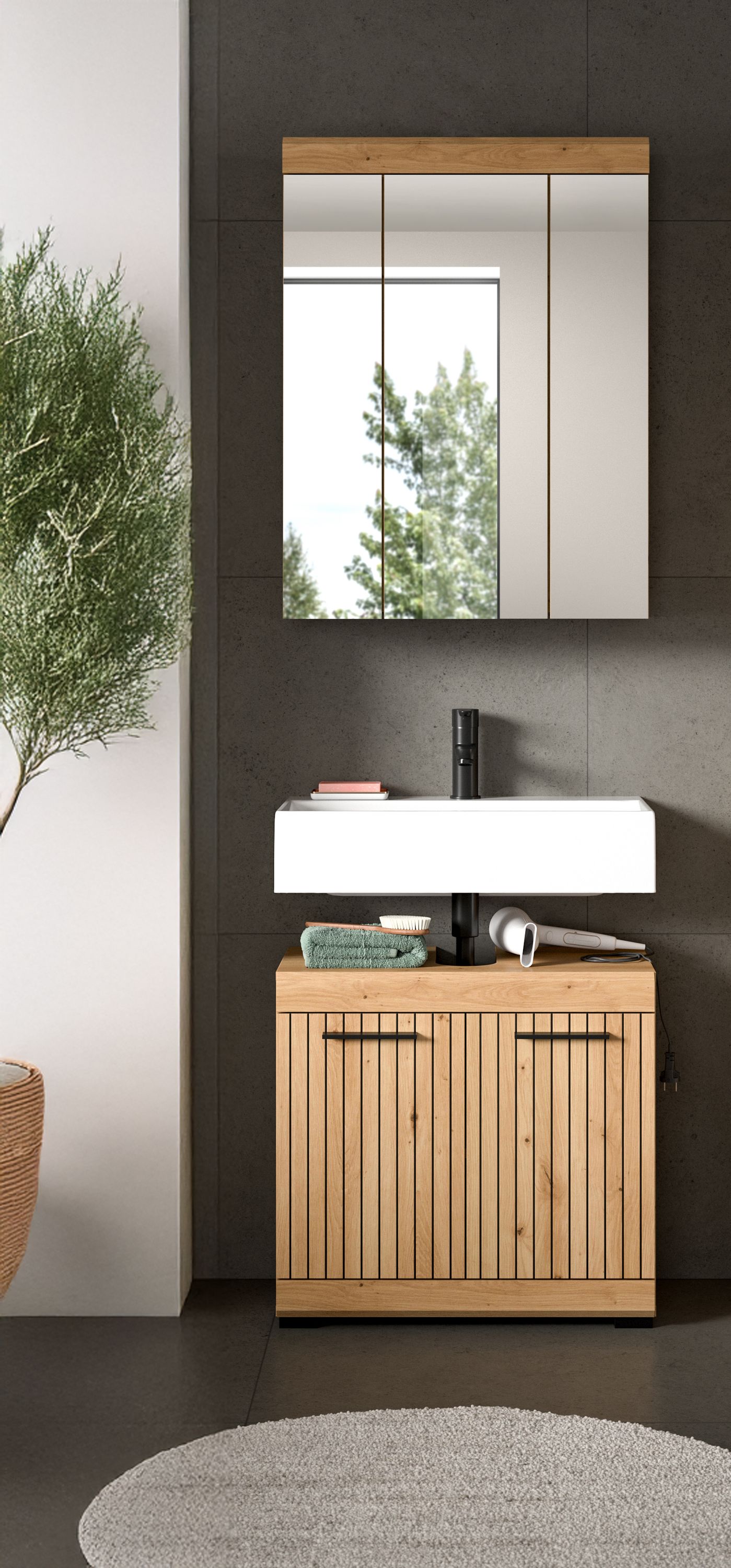 Badezimmerset mit Spiegelschrank, Waschtischunterschrank und Schränken in Holzoptik