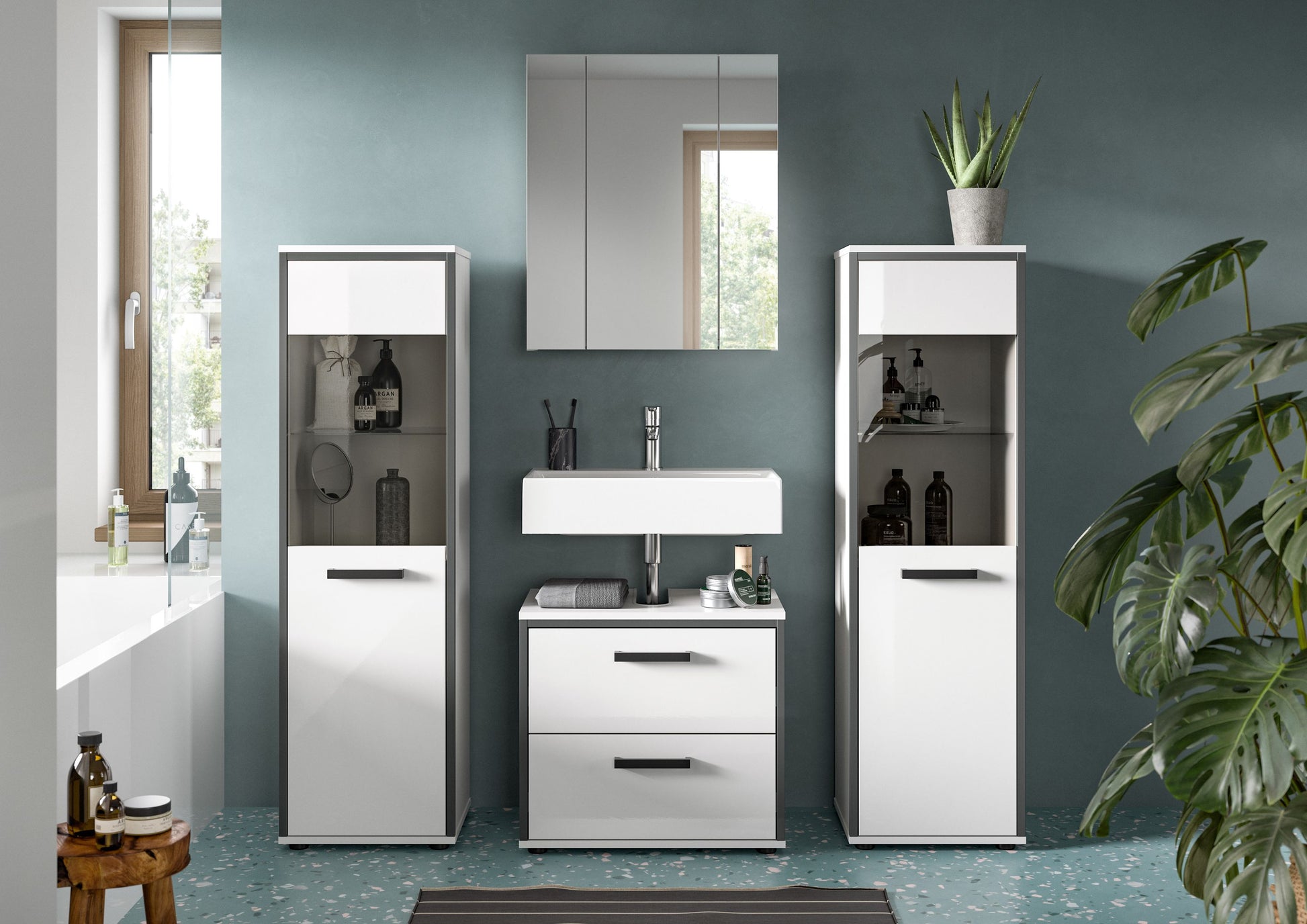 Badmöbel-Set mit Spiegelschrank und Waschtisch mit Becken, plus zwei Hochschränke, weiß hochglänzend