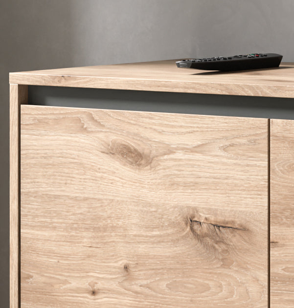 Lowboard mit grifflosem Frontdesign und sichtbarer Eichenholzmaserung