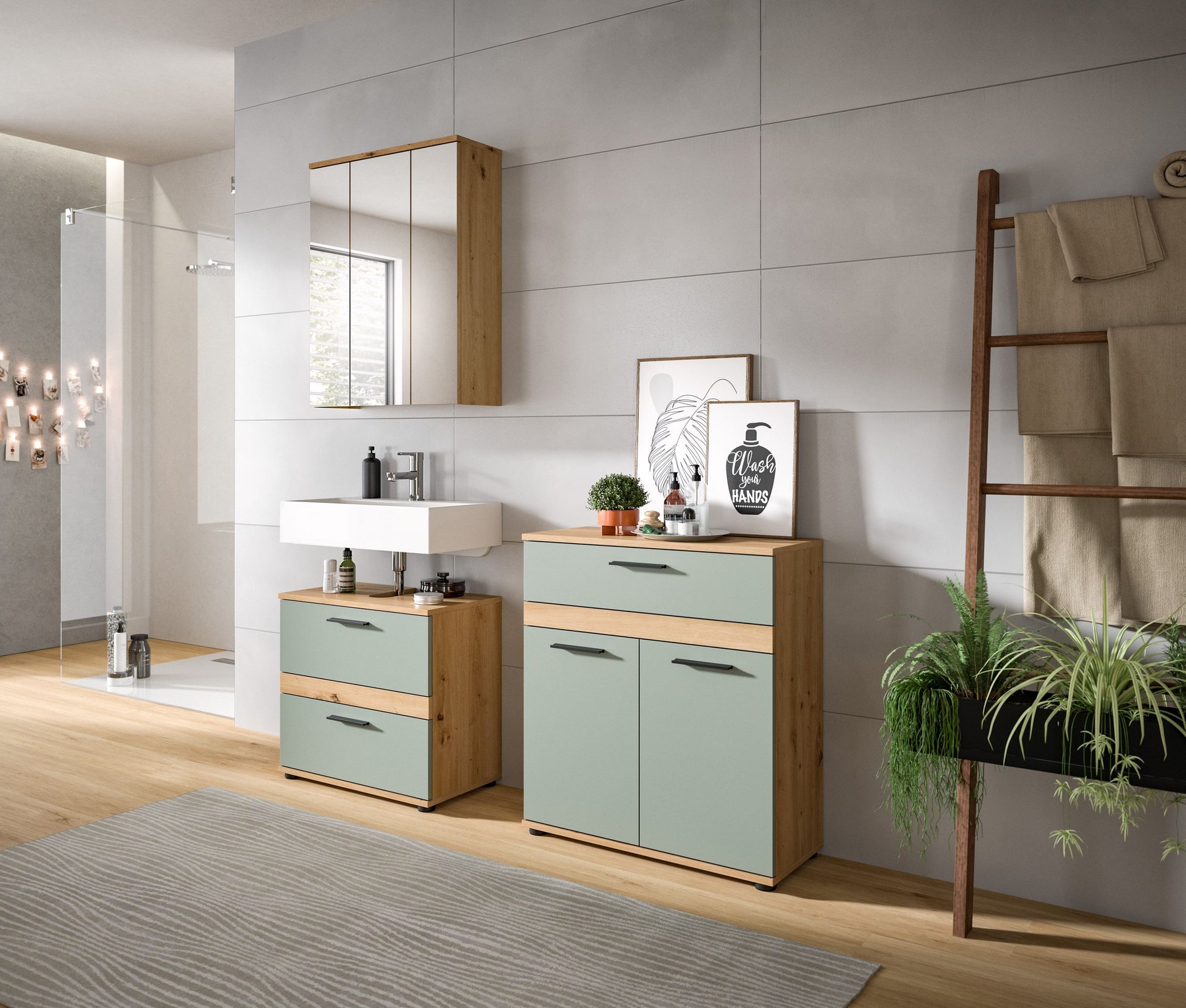 Badmöbel-Set im Badezimmer: Waschtisch mit Schubladen und Türen, helles Holz, graugrün
