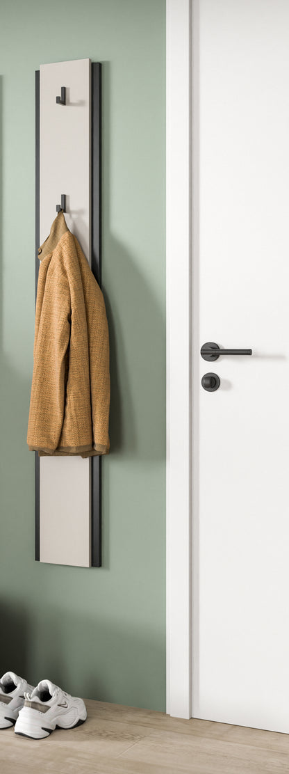 Schmales Garderobenpaneel mit vier Haken, hellbeige Platte, braunes Handtuch am Haken