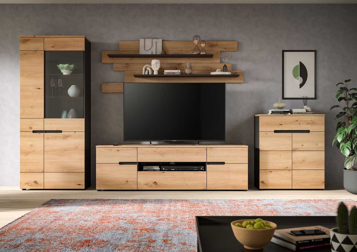 Wohnwand-Frontansicht: Vitrine, TV-Lowboard, Wandboard und Sideboard; Holzoptik, braun mit Grau
