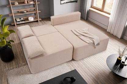 Beiges Schlafsofa mit Schlaffunktion, aufgestellte Liegefläche und Zierkissen