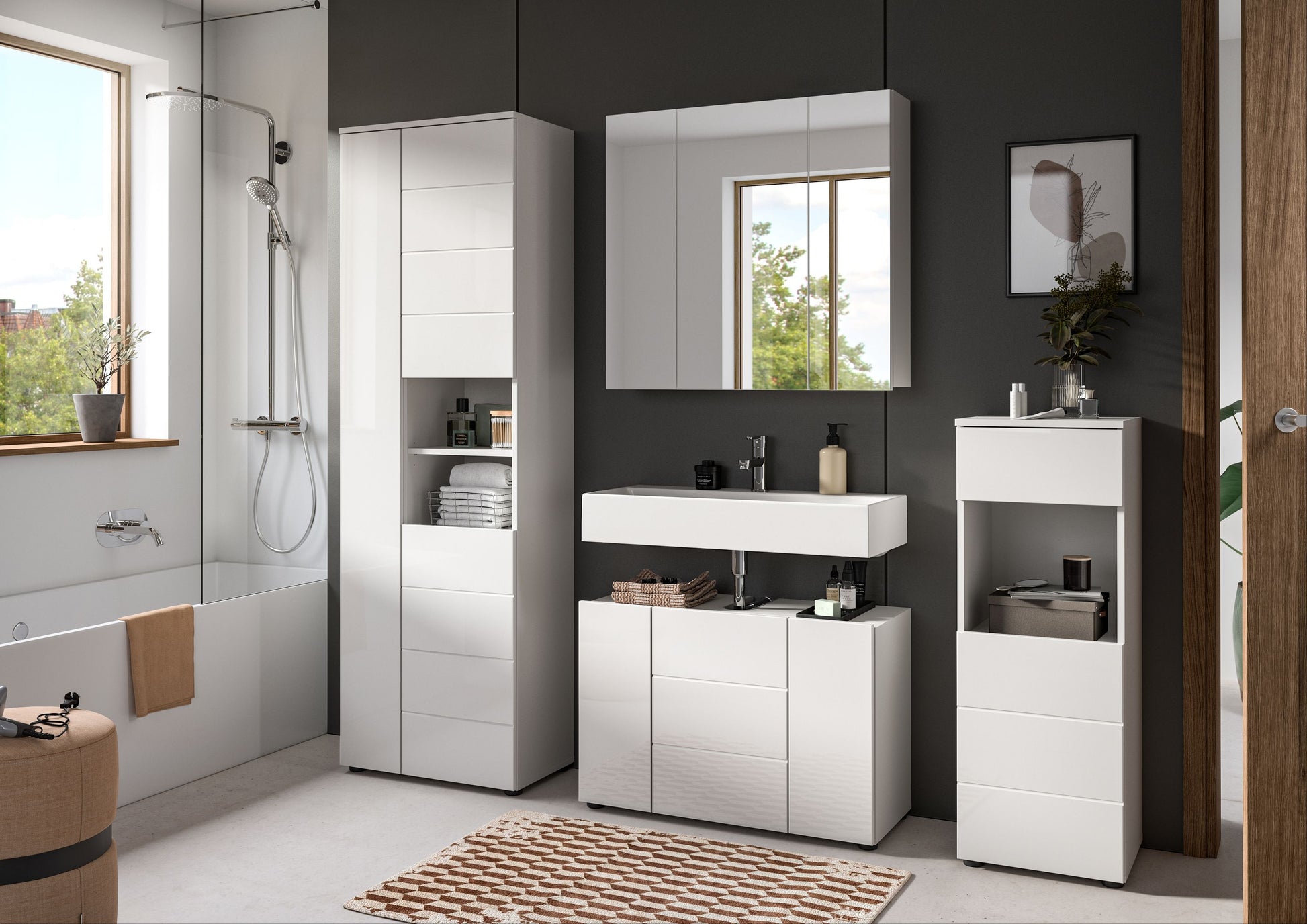Weiße Badhochschrank-Hochglanzfront mit offenen Regalfächern im Badezimmer