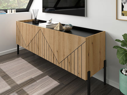 Lowboard aus hellem Holz mit Rauten-Frontmuster, schwarzer Oberseite und schwarzen Füßen