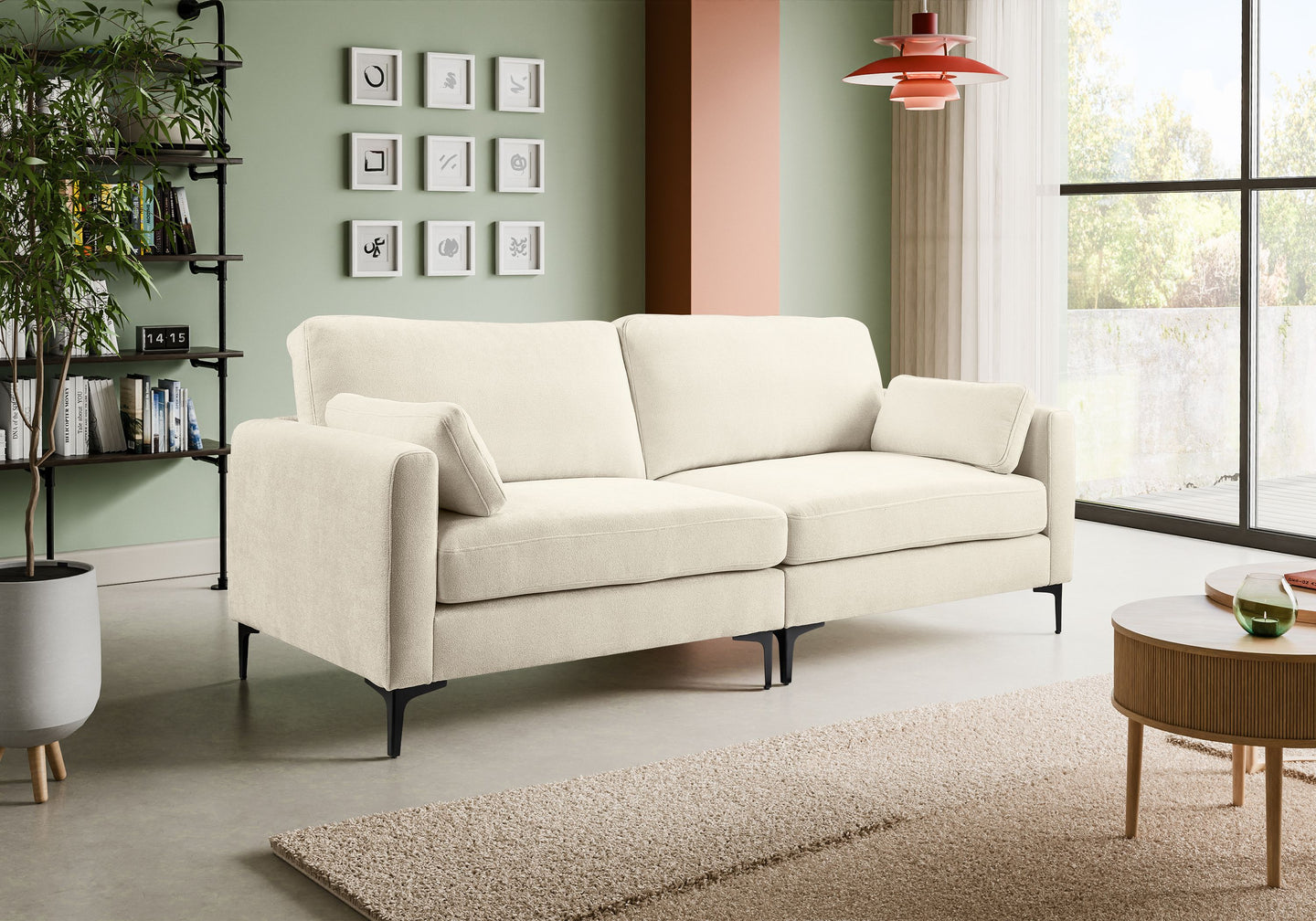 Millieubild eines cremefarbenen Sofas 