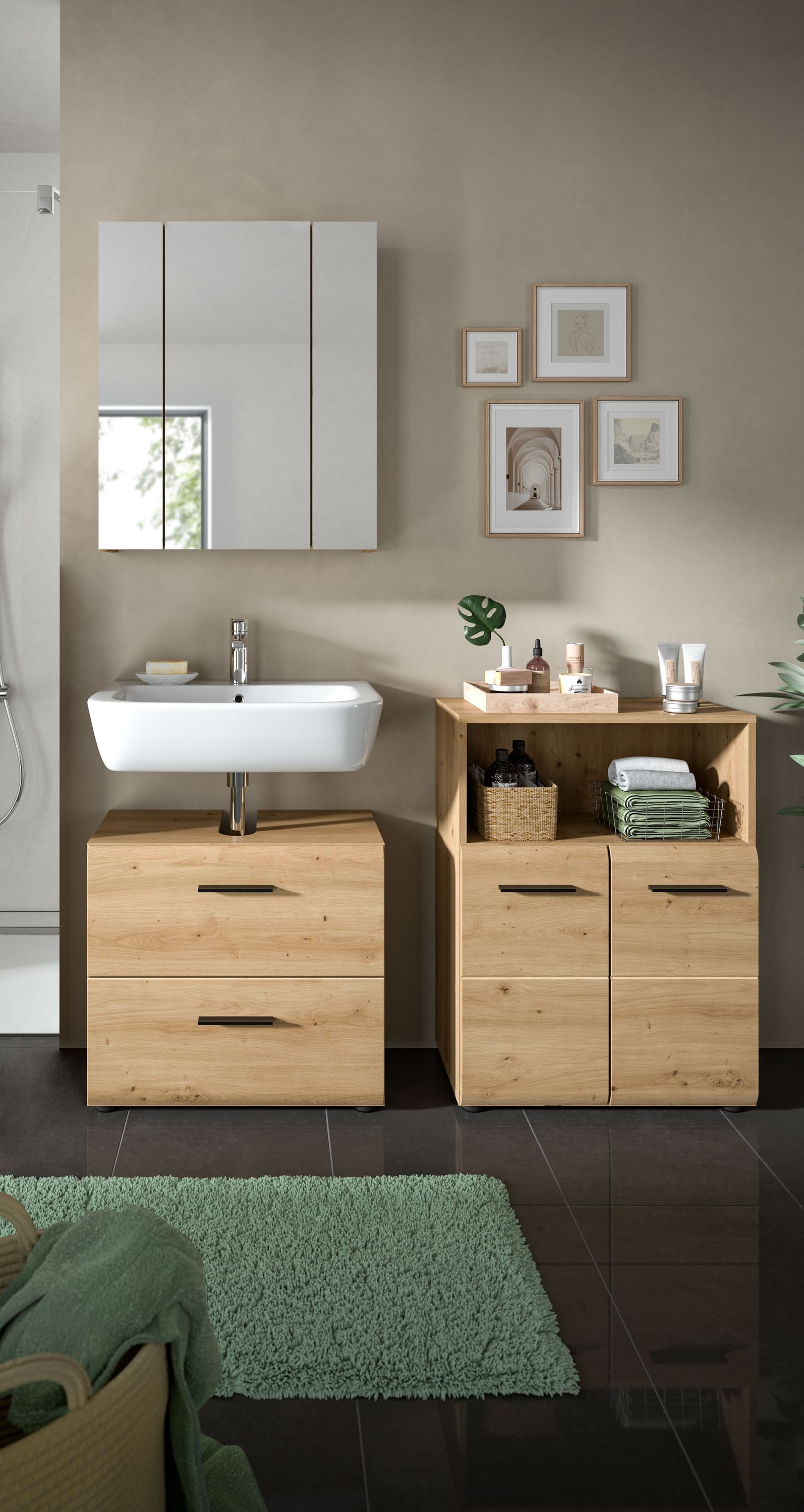 Badezimmermöbel-Set mit hellem Holz, weißen Fronten und Waschbecken mit Schubladen