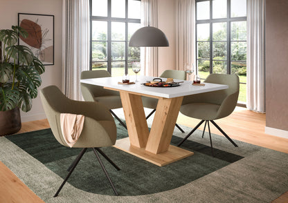 Esstisch mit heller Holzplatte und X-Gestell aus hellem Holz im Wohnraum