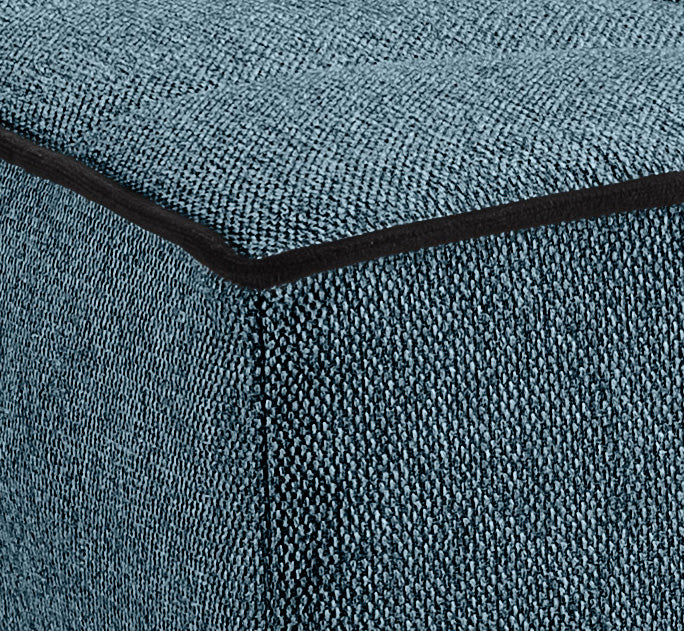 Eckdetail am Schlafsofa mit blauem Stoffbezug und dunkler Naht, klarer Kantenabschluss