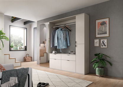 Garderobenset mit Garderobenpaneel, Garderobenstange und Schrankfront, helles Finish