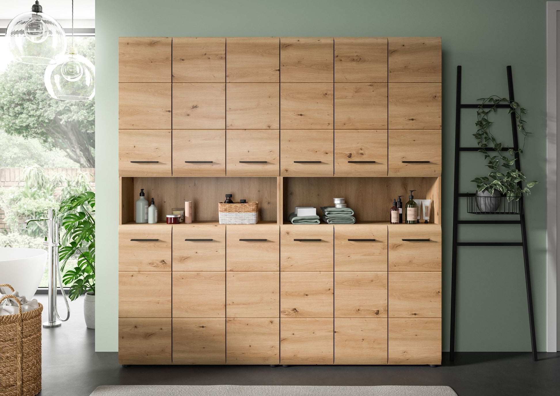 Badmöbelset aus hellem Holzdekor mit Schrankfronten, offenen Nischen und Schubladen