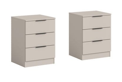Beige Nachtkommode mit drei Schubladen und Metallgriffen, zwei Ansichten.