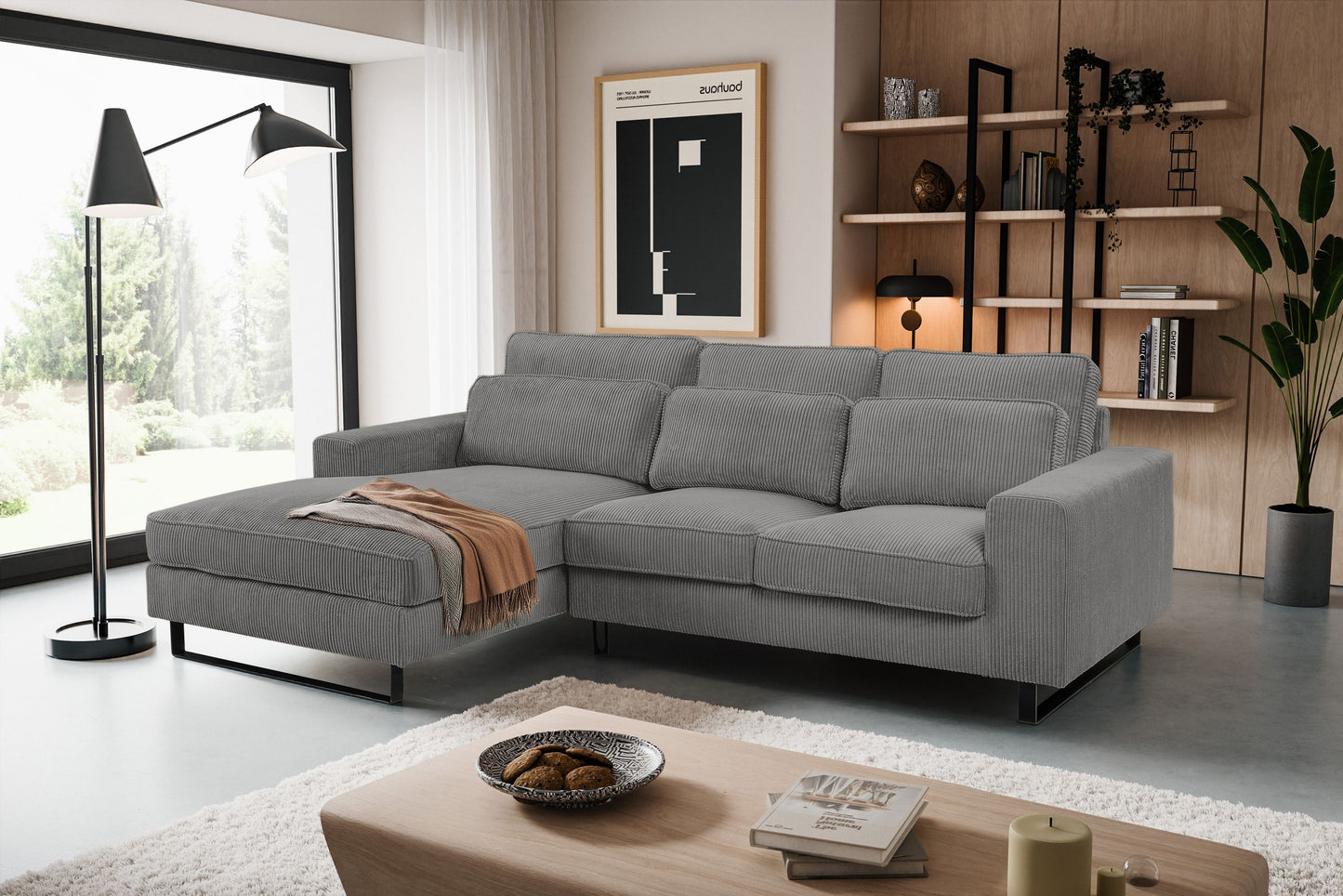Modernes Ecksofa mit Recamiere in grauem Stoff, mehrere Kissen, niedrige Füße