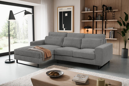 Modernes Ecksofa mit Recamiere in grauem Stoff, mehrere Kissen, niedrige Füße