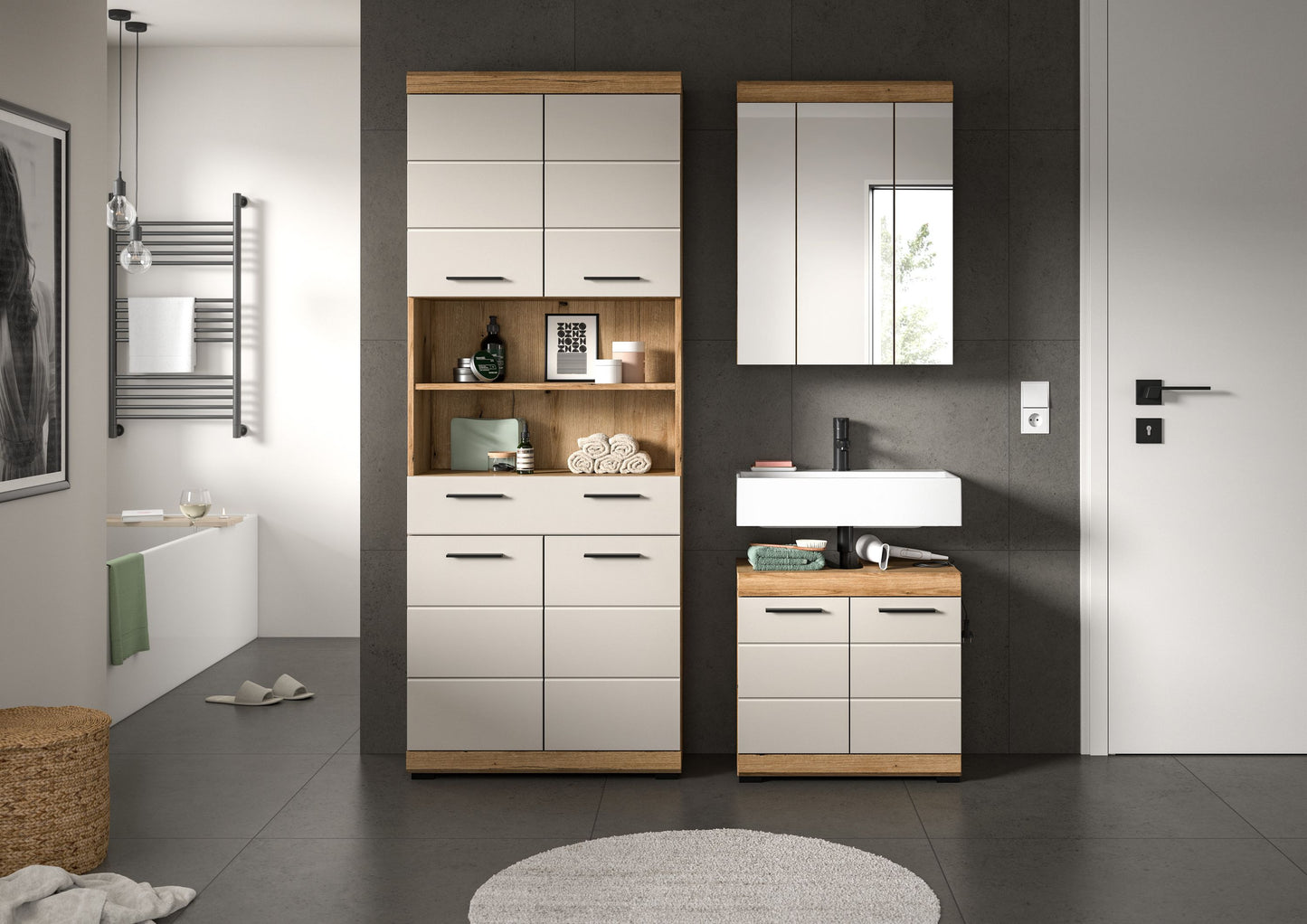 Badezimmerset mit Spiegelschrank, Hochschrank und Waschtisch, weiße Fronten und Holzoptik