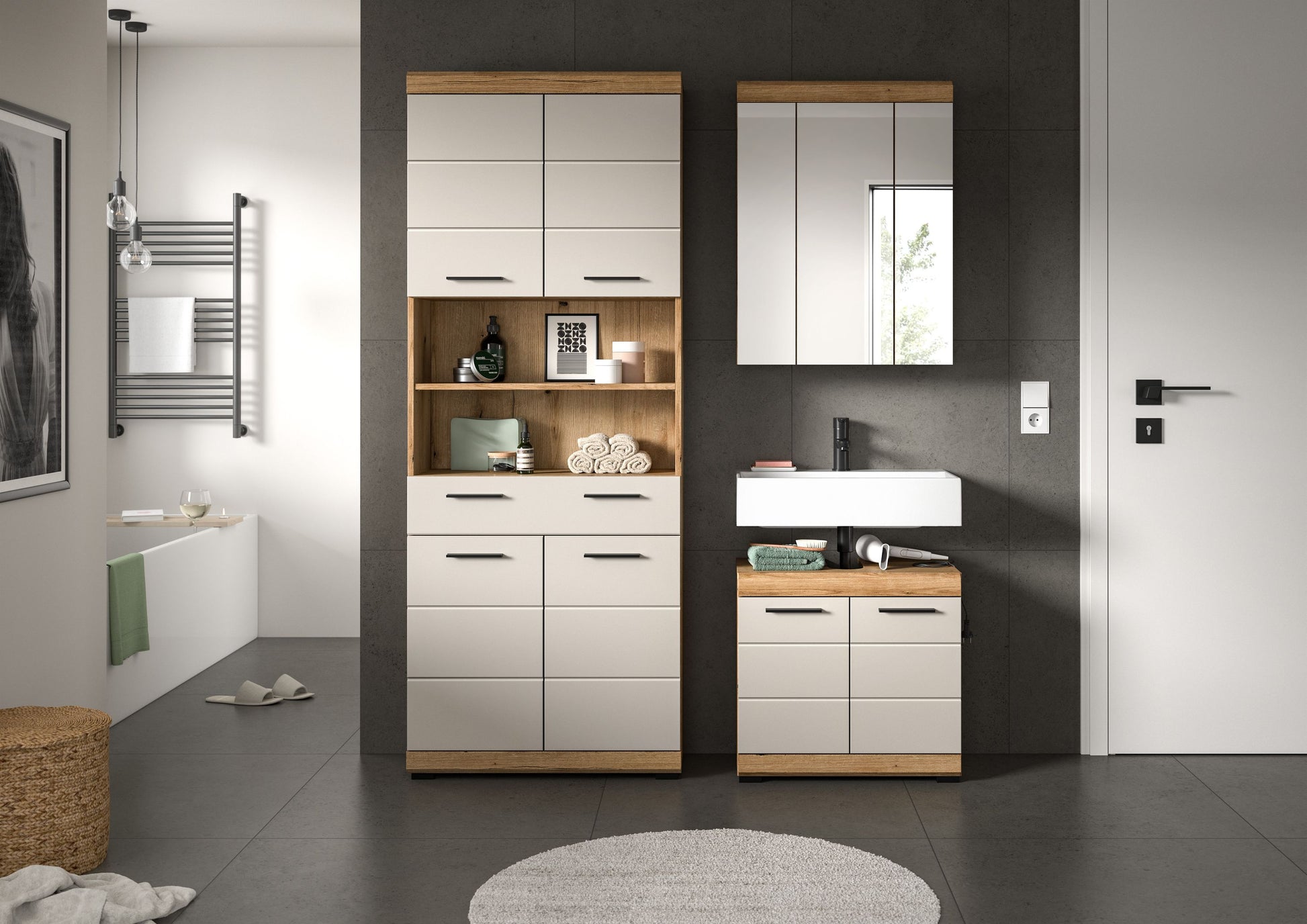 Badezimmerset mit Spiegelschrank, Hochschrank und Waschtisch, weiße Fronten und Holzoptik