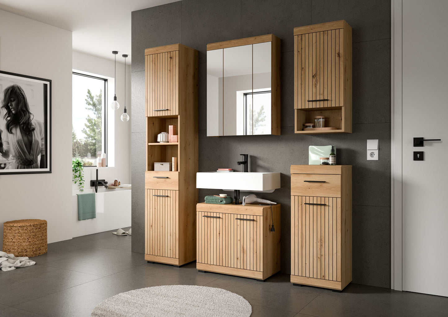 Schmale Badkommode mit Schublade und Lamellentüren in Holzoptik im Badezimmer
