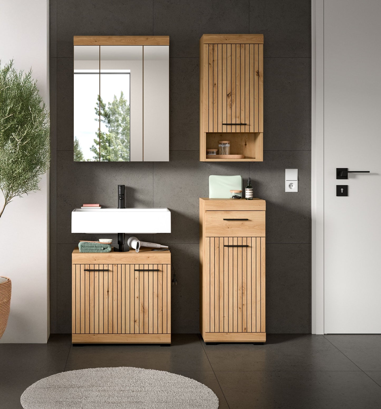Badezimmerset Holzoptik an Wand: Waschplatz, Spiegelschrank und Hochschrank mit Regalfach