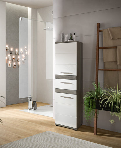 Badhochschrank im Badezimmer, weiß glänzende Fronten mit rauchsilbernen Streifen und Schubladen