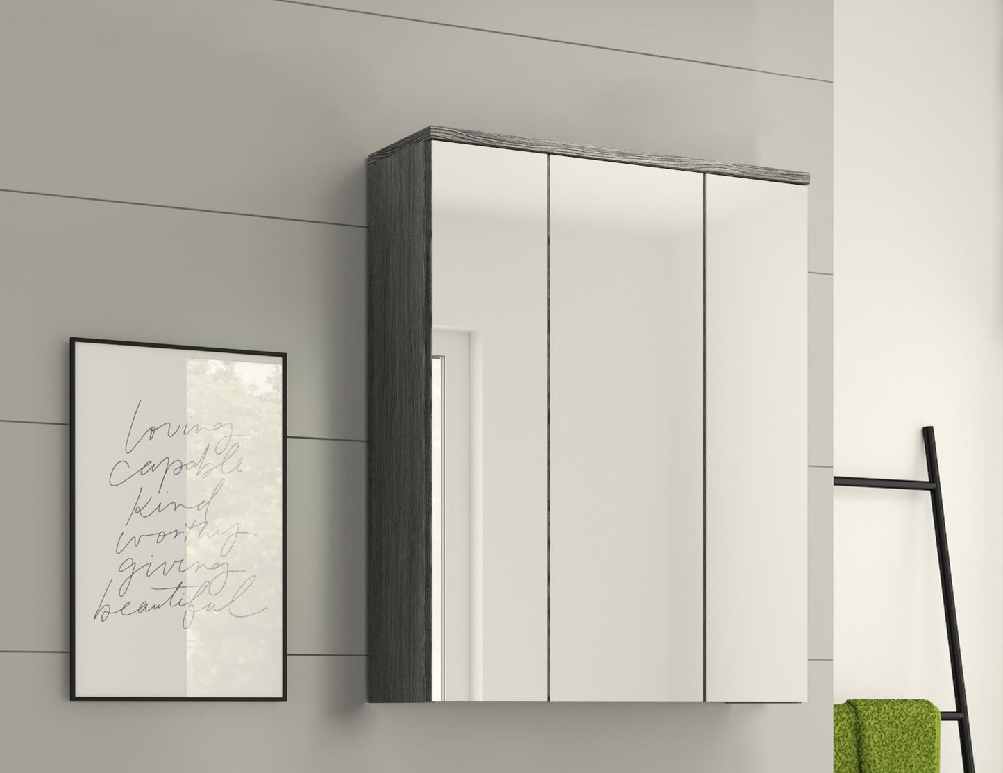 Badspiegelschrank an der Wand mit drei Spiegeltüren und braun-grauem Korpus