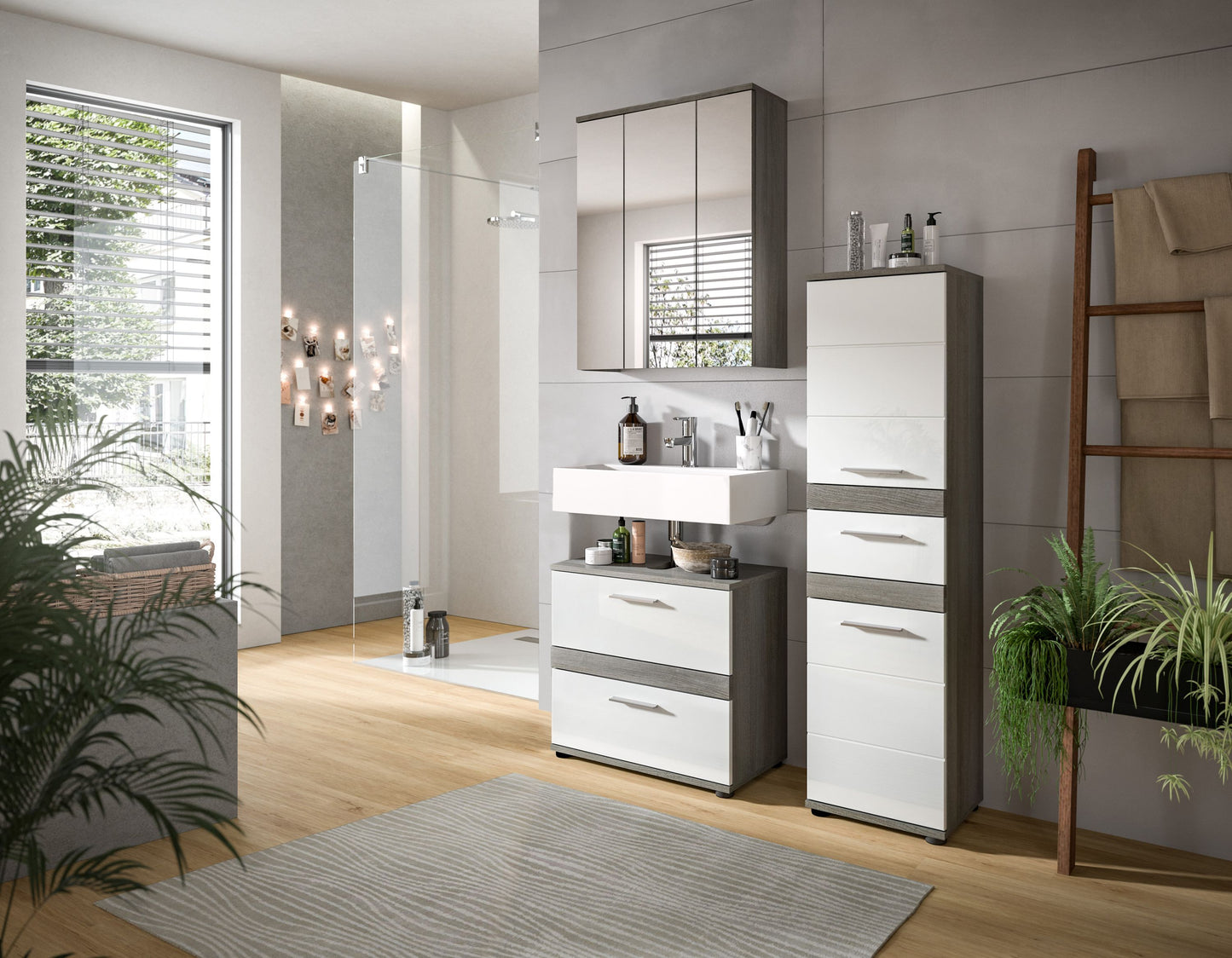 Badmöbel-Set im Hochglanzdesign: Spiegelschrank über Waschtisch und Hochschrank mit Schubladen