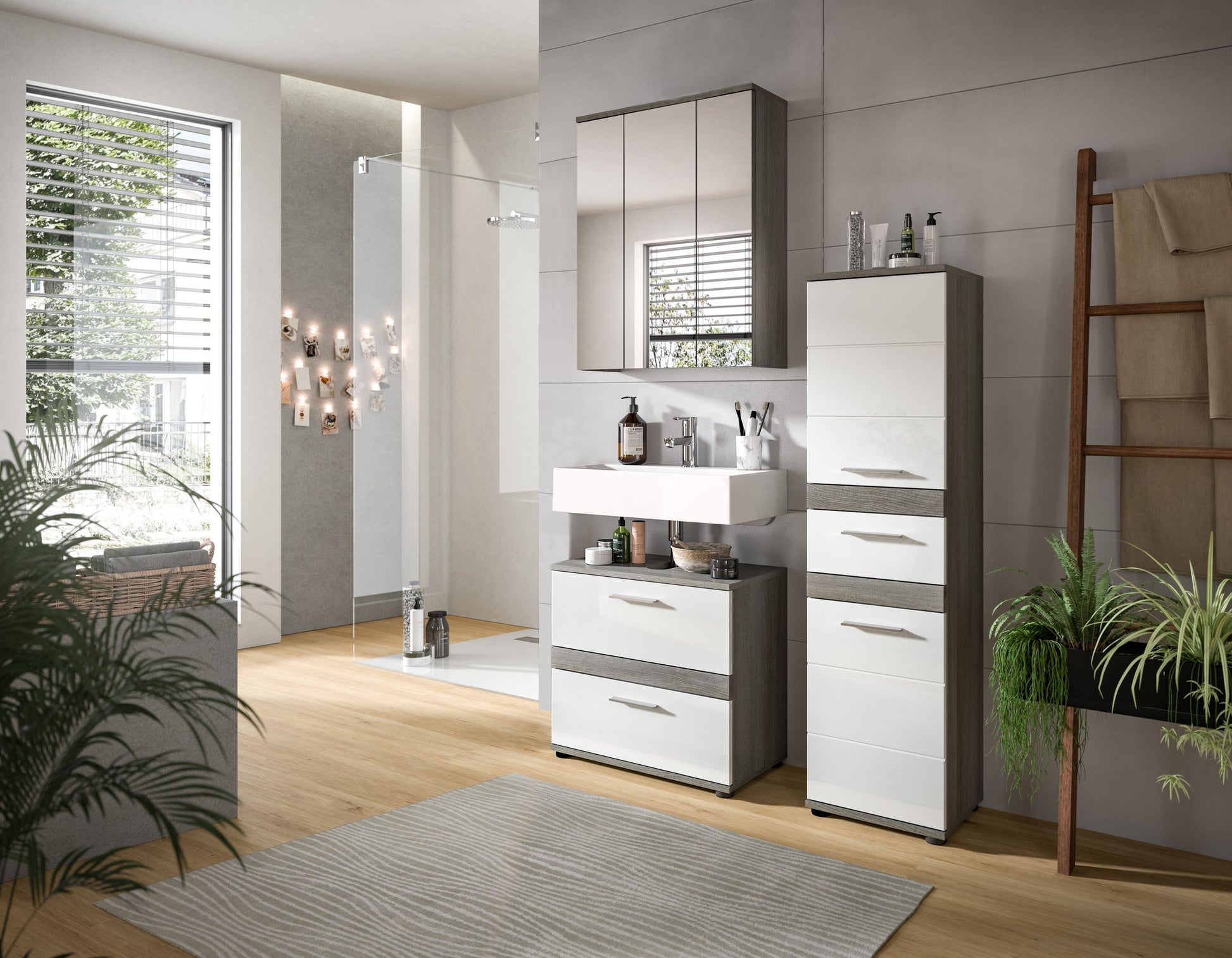 Badmöbel-Set im Hochglanzdesign: Spiegelschrank über Waschtisch und Hochschrank mit Schubladen