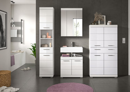 Weißes Badezimmerset im Bad: Hochschrank, Spiegelschrank und Kommode mit Schubfächern