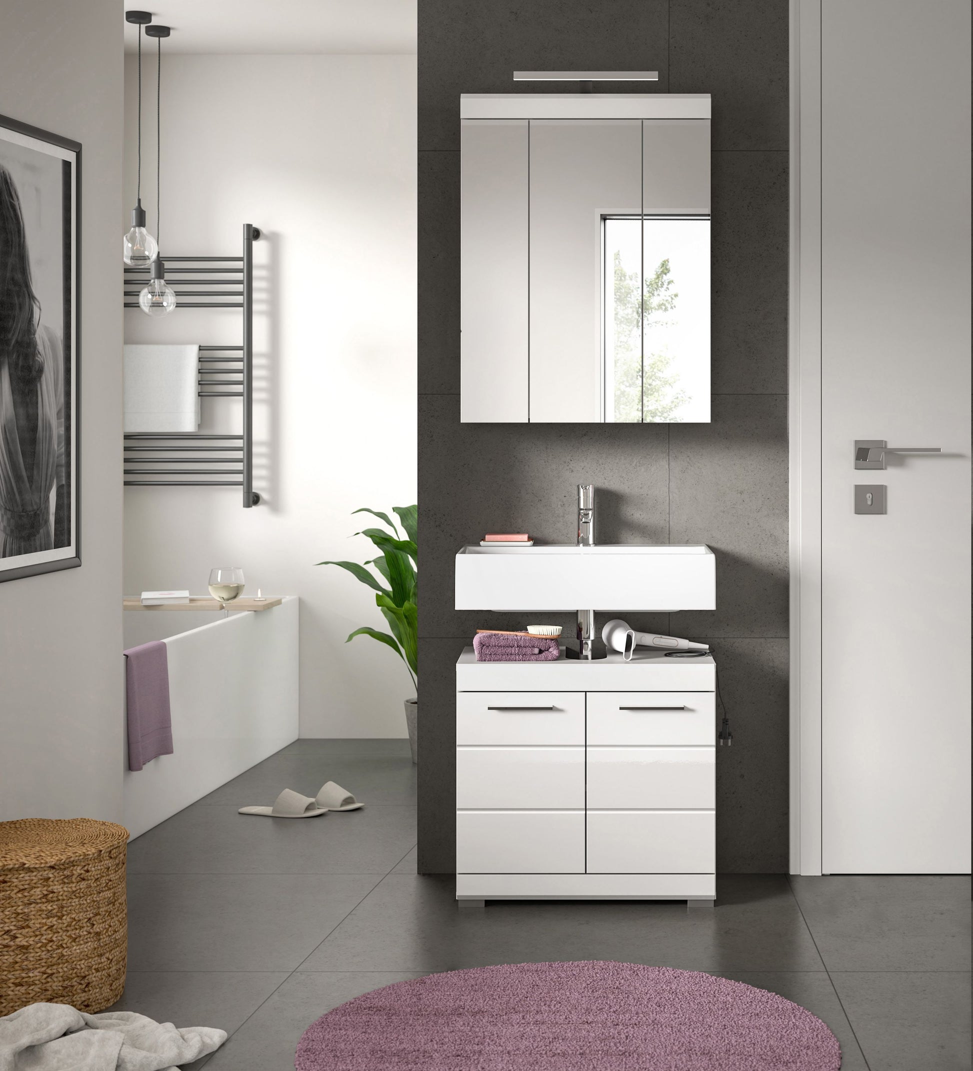 Badezimmer-Set mit Spiegelschrank und beleuchtetem Aufbau sowie Waschtisch, weiße Fronten