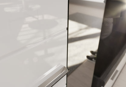 Garderobenschrank mit Spiegel, Detail am Türspalt und Griff, weißer Korpus