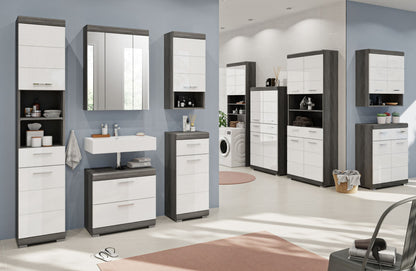 Badezimmerschrank mit offenen Fächern und Stauraum, weißes Frontdesign im Bad
