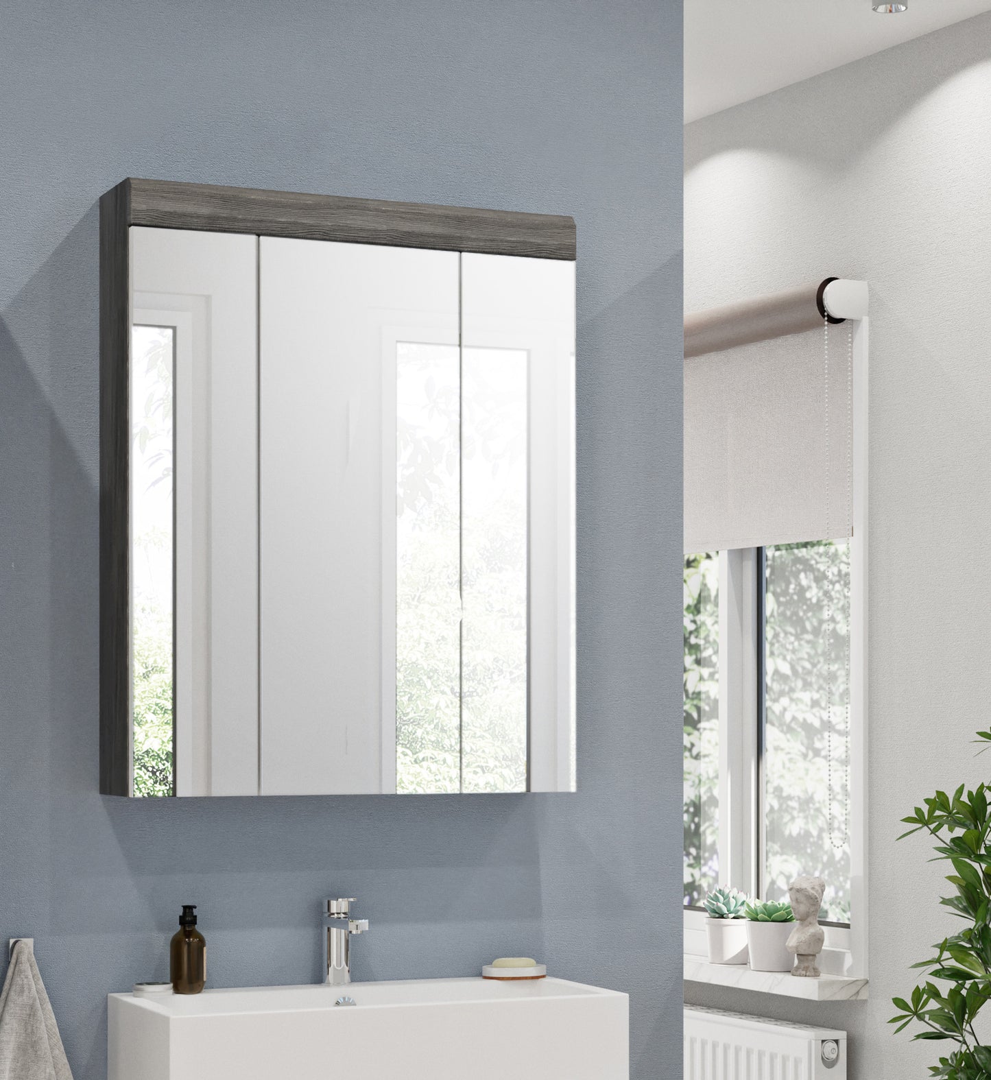 Badspiegelschrank an der Wand mit 3 Spiegeltüren, grauer Rahmen vor Waschbecken
