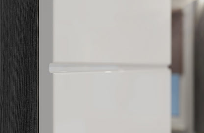 Nahaufnahme am Badmöbel: Scharnierbereich an einer weißen Klappe