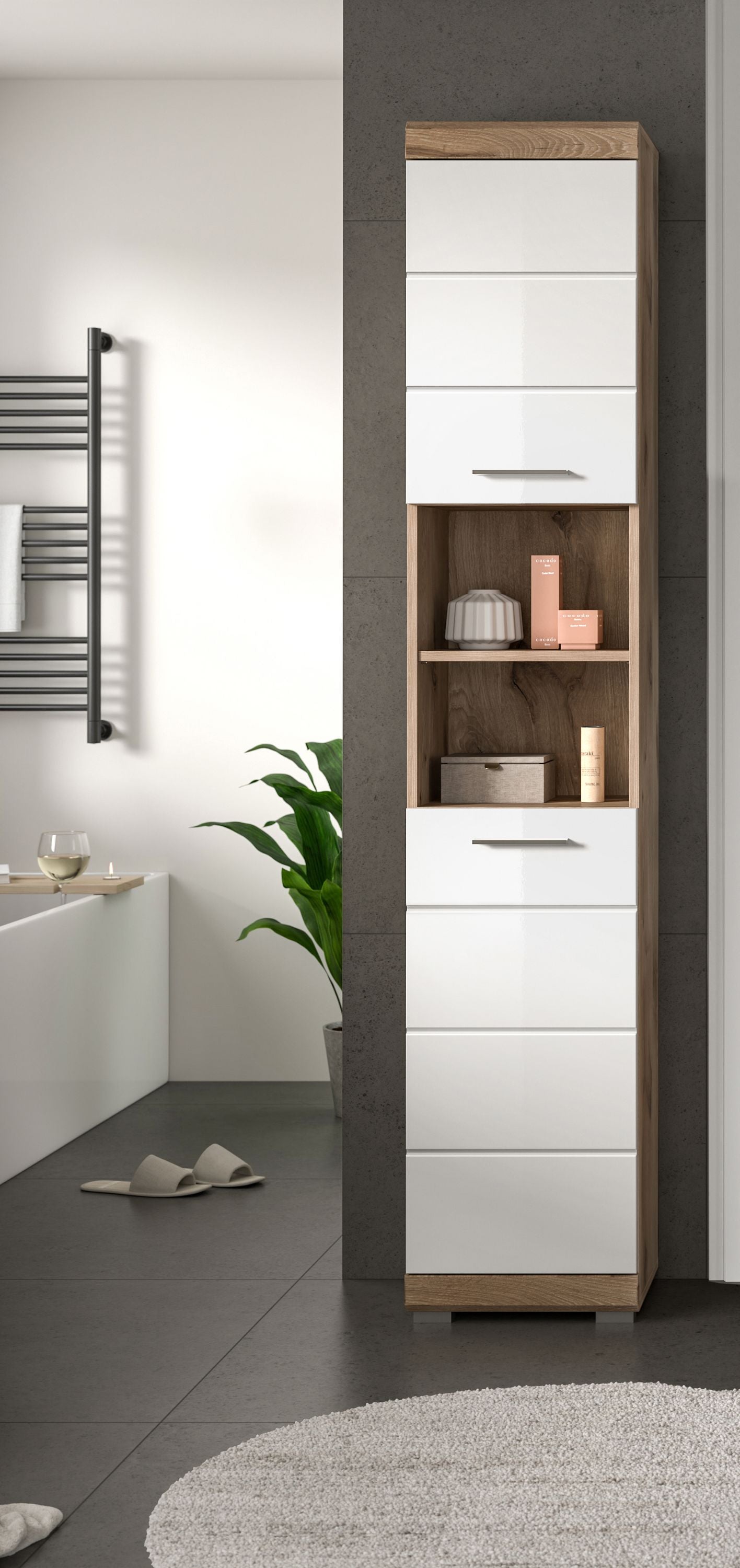 Schmaler Badezimmerhochschrank im Bad, weißer Hochglanz mit Holzdekor und offenen Fächern
