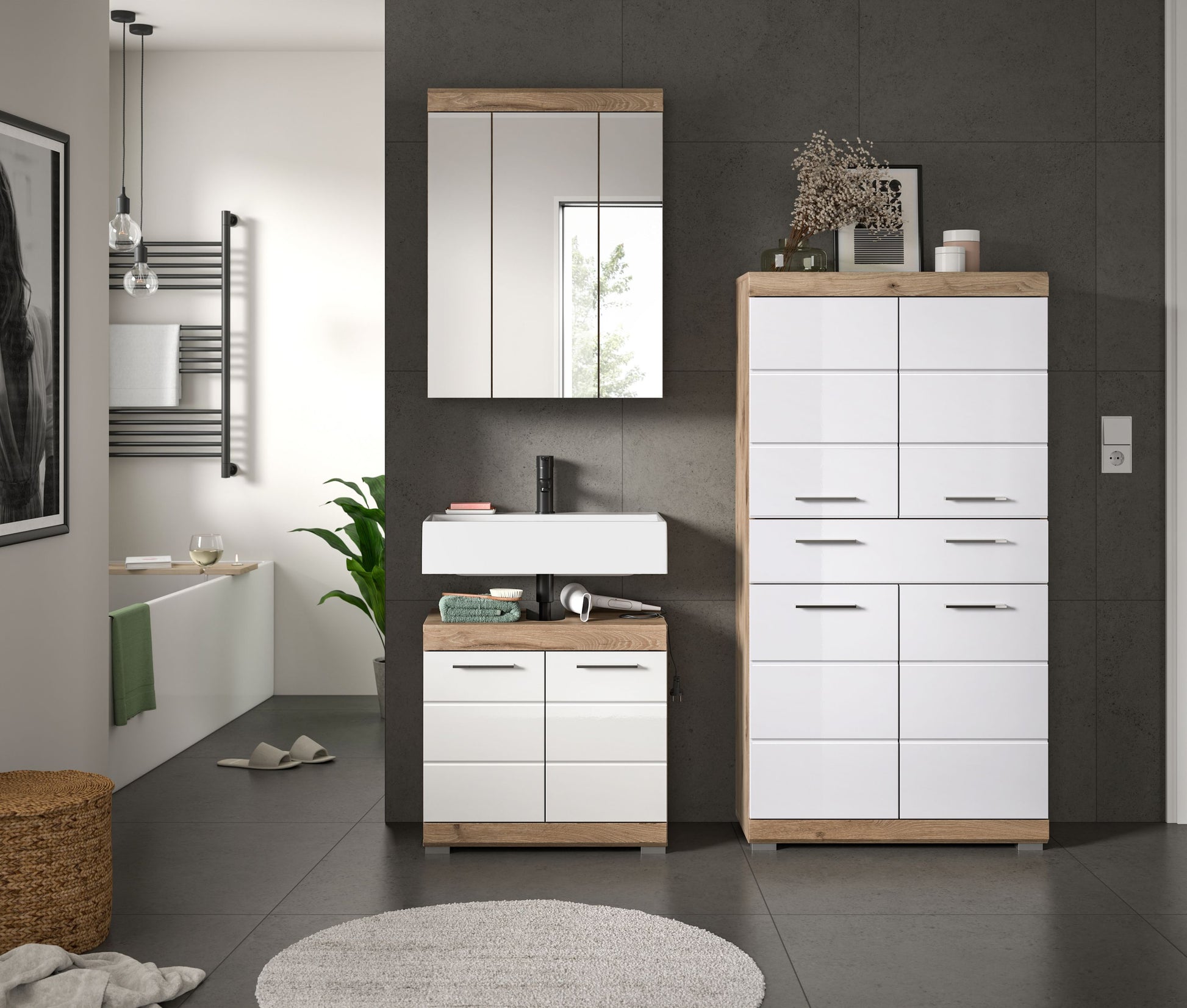 Badezimmerset mit Spiegelschrank und Unterschrank, weißes Frontbild mit Eichedekor
