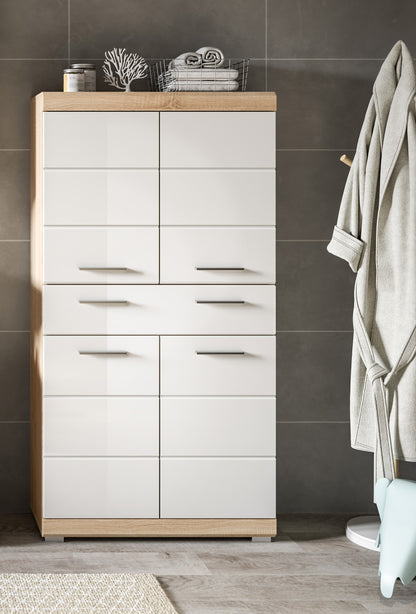 Weißer Badezimmerschrank mit hochglänzenden Fronten, zwei- bis dreifachen Schubladen