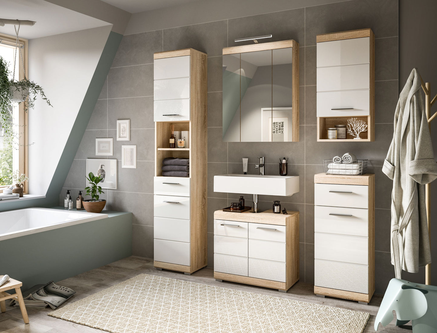 Badspiegelschrank mit 3 Spiegeltüren im Bad, Holzoptik, Spiegelfront