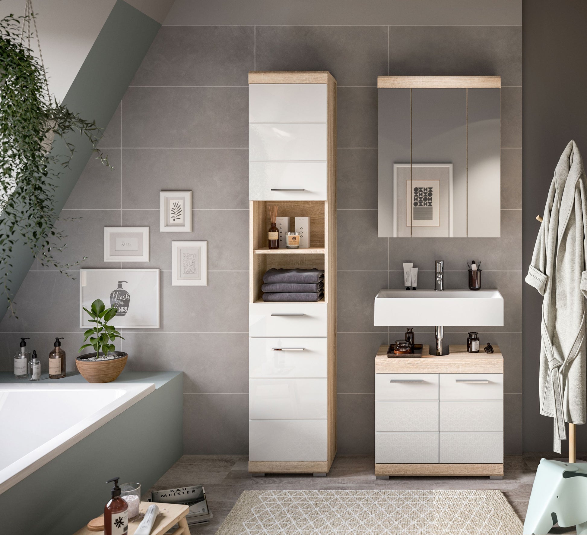 Badezimmerset im Badezimmer: Hochschrank, Spiegelschrank und Waschtisch, Holzdekor/weiß