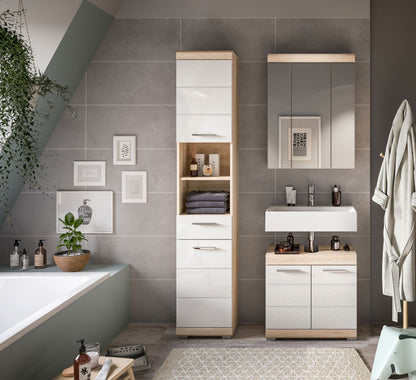 Badezimmerset im Badezimmer: Hochschrank, Spiegelschrank und Waschtisch, Holzdekor/weiß
