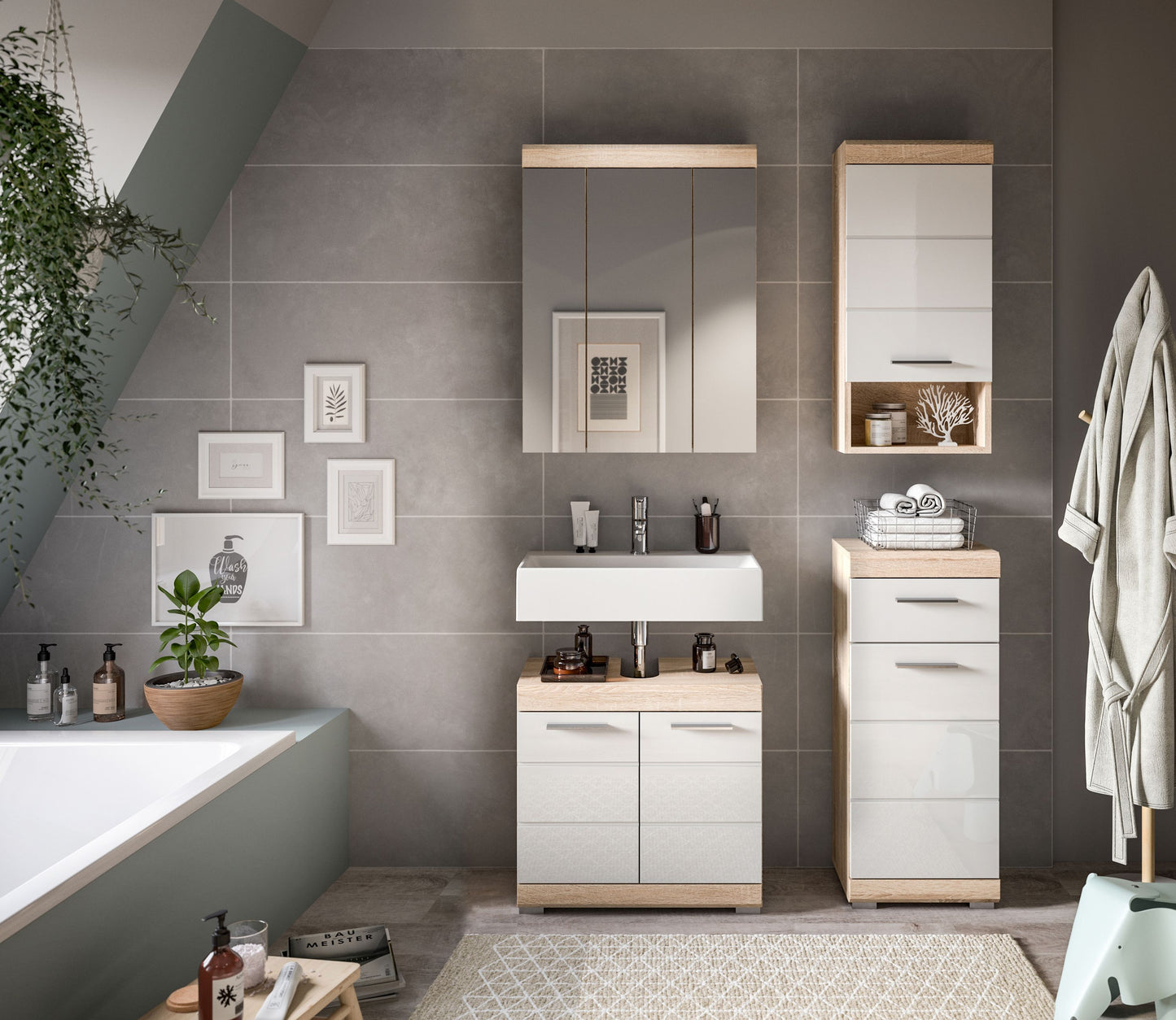 Badezimmerset mit Spiegelschrank, Waschtischunterschrank und Hochschrank in Holzoptik/Weiß