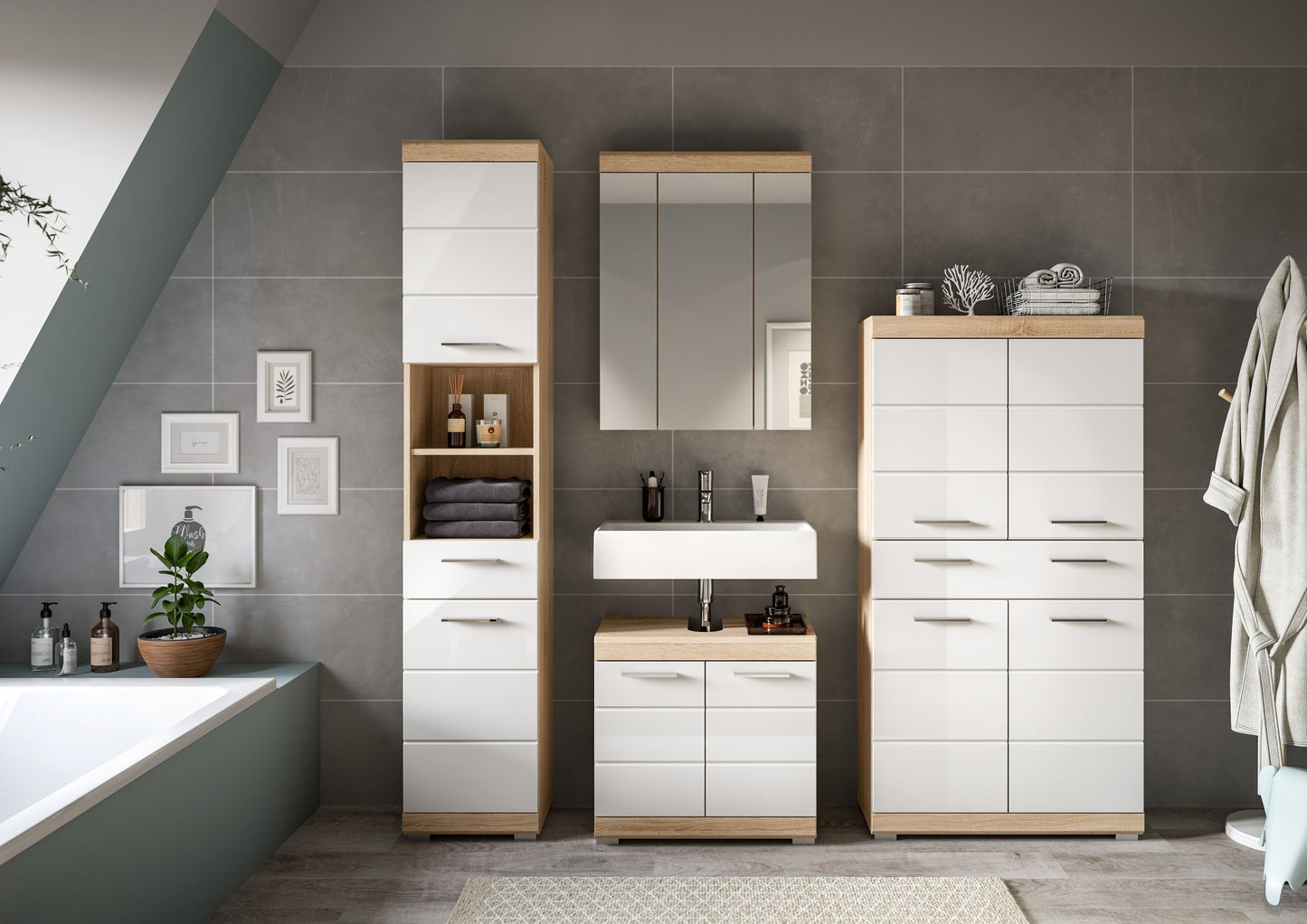 Badezimmerset auf Stellflächen: Spiegelschrank, Waschtischunterschrank und Sideboards